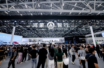 问界新M7抢占广州车展C位，年度销量达17万凸显国民SUV魅力